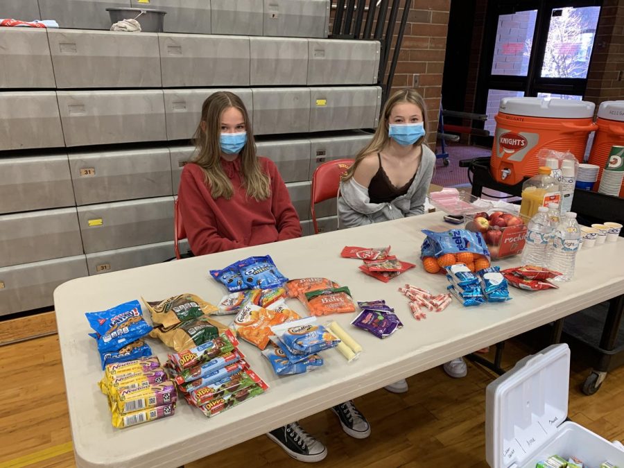 Key club volunteers staffed a waiting area, providing snacks to donors.
